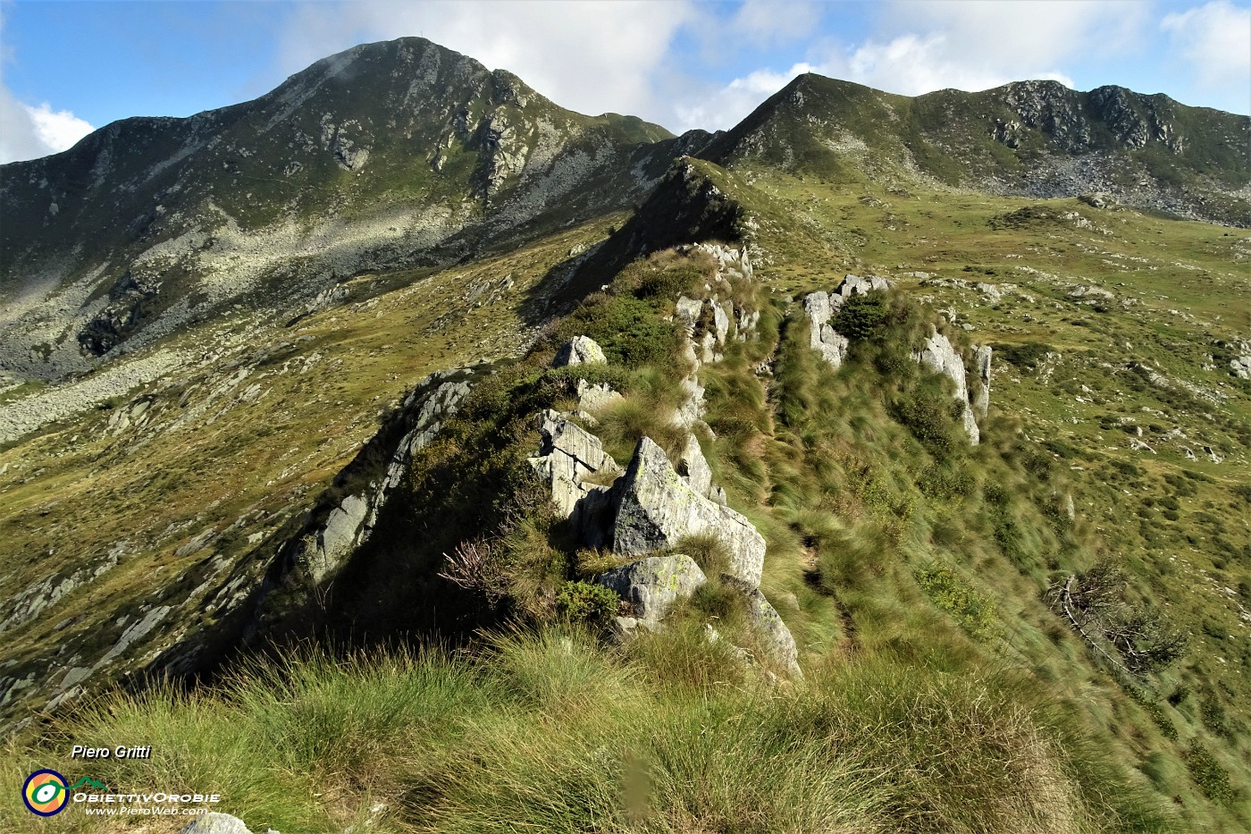 25 Dalla cimetta risalgo per Cima Villa e Pizzo delle segade ora libere dalla nebbia e baciate dal sole .JPG